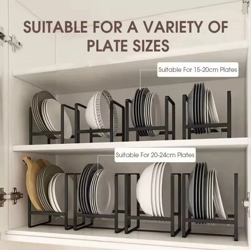 Plate rack with plates of different sizes in a cabinet, suitable for 15-20cm and 20-24cm plates.